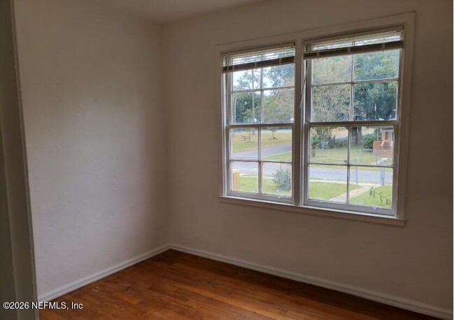 Building Photo - 905 Ethan Allen St