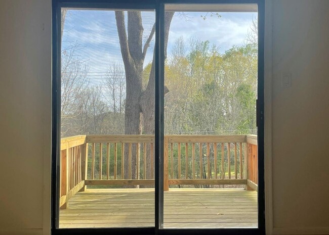 Building Photo - Charming 2 bedroom condo off of Jamestown Road! AVAILABLE July 2026!