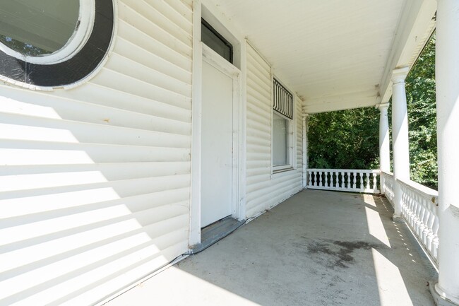 Building Photo - BEAUTIFUL Apartment in Downtown Suffolk!