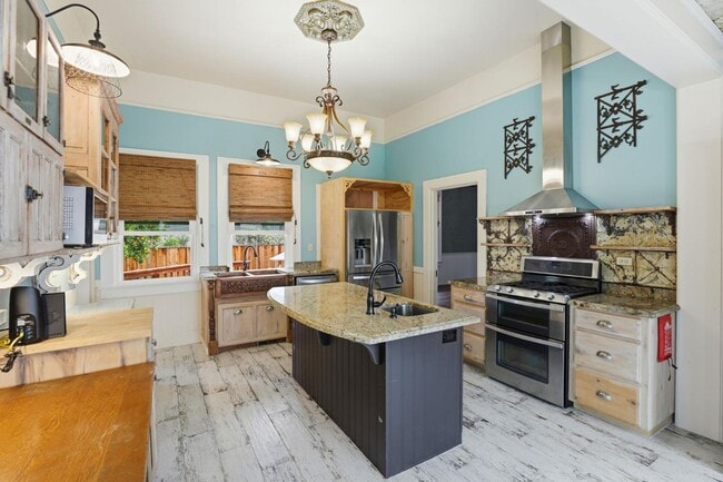 Building Photo - 482 South St