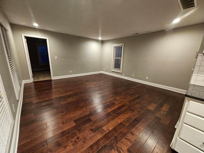 Building Photo - 402 W 3rd Ave