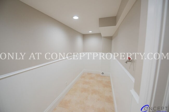 Building Photo - Attractive 4 Bed 3 Bathroom Home: Backing Park - 2 Car Garage