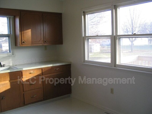 Building Photo - 627 3rd St