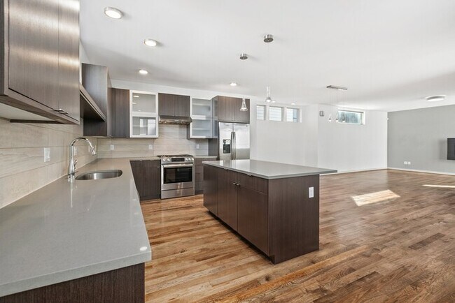 Building Photo - Impeccable Greenwood Townhome with Air Con...