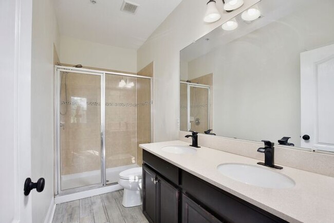 Building Photo - Lovely 3/2.5 Spacious Townhome with a 2 Ca...