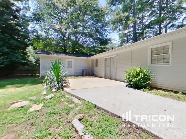 Building Photo - 188 Misty Hollow Way