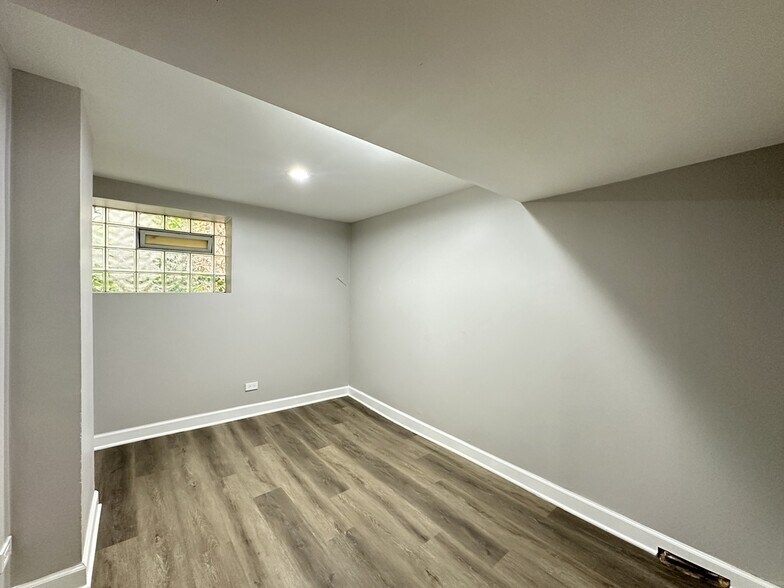 Building Photo - 2617 W Rascher Ave