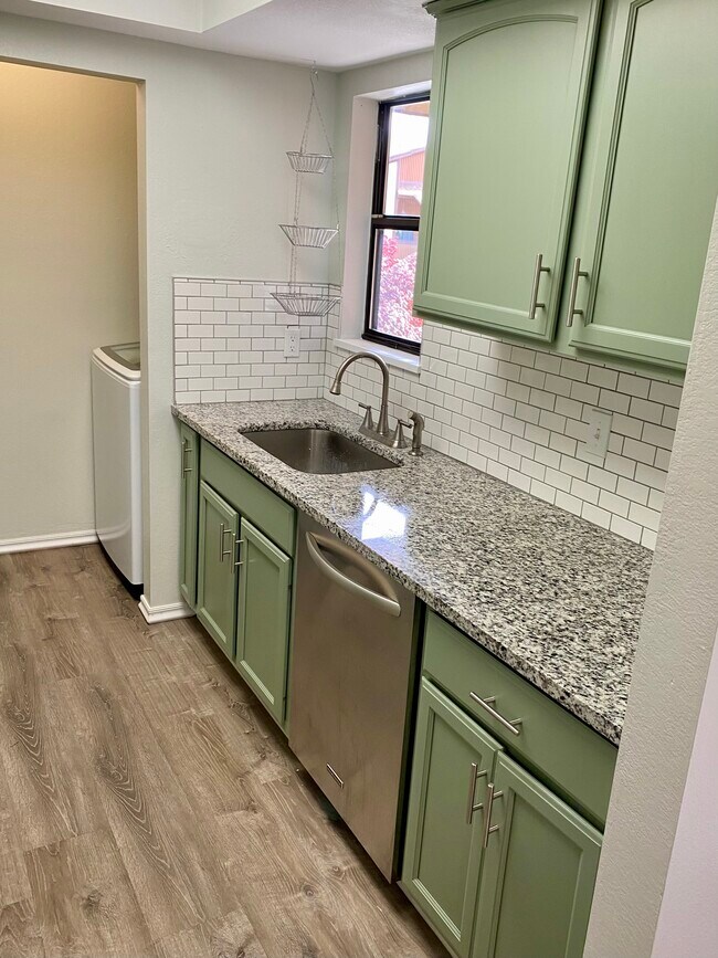 Building Photo - 1087 Countrywoods Cir