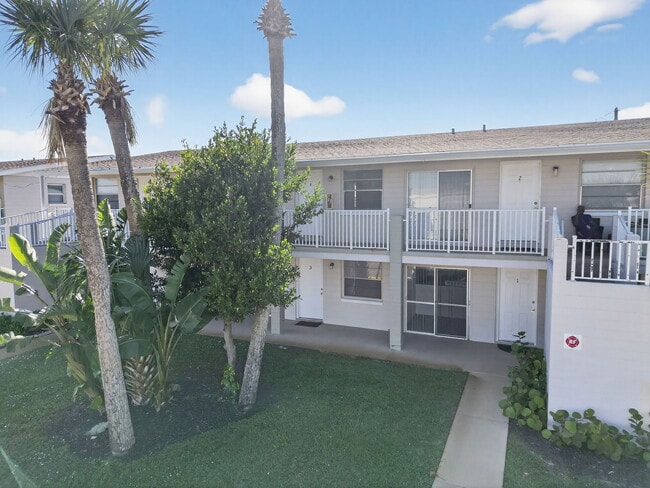 Building Photo - 2417 N Oleander Ave