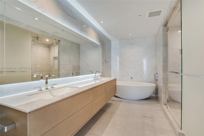 Building Photo - 18501 Collins Ave