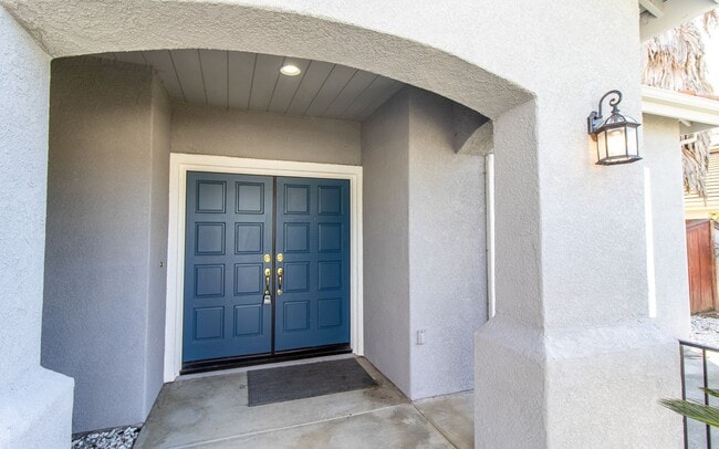 Building Photo - Spacious 6 Bedroom Home With Huge Backyard!