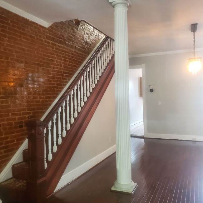Building Photo - 633 8th St NE