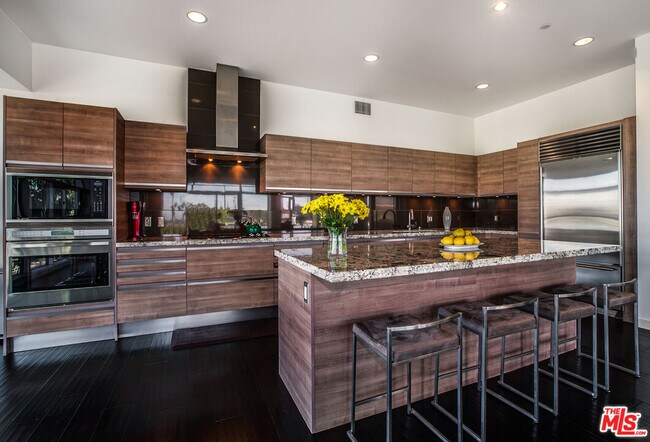 Building Photo - 3111 Vía Dolce