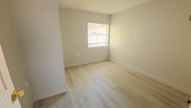 Building Photo - 7317 S Palm Dr