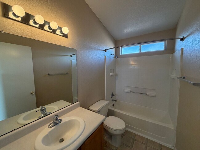 Building Photo - 4 Bedroom Home Available Near Unser Blvd NW & McMahon Blvd!