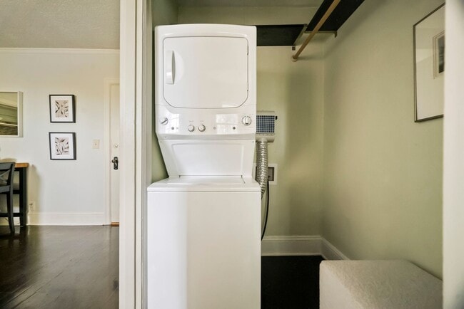 Building Photo - Cozy, updated 4th-floor studio in Nob Hill. Convenient location near all the hot spots