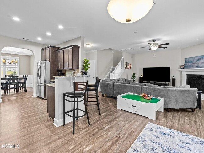 Building Photo - 615 Overland Ct