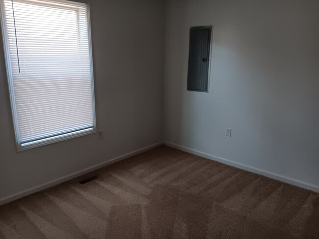 Building Photo - For Rent: 4-bedroom 2-bathroom single family home! Available NOW!