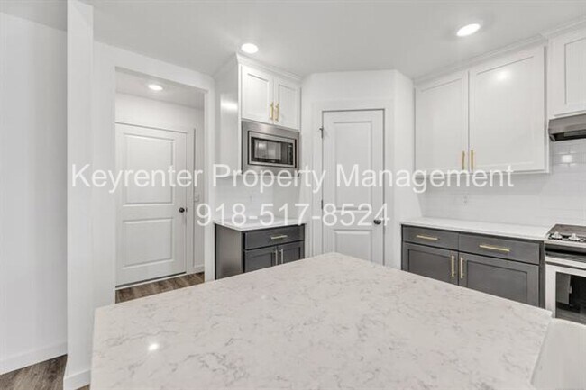 Building Photo - 7104 S Kalanchoe Ave