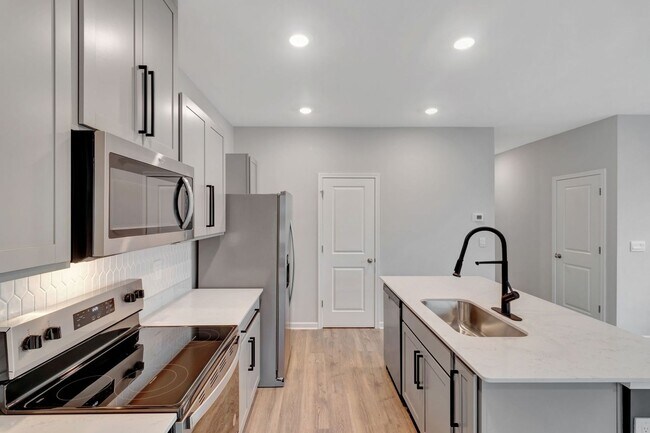 Building Photo - UPGRADED 3 BD 3 BATH MURFREESBORO TOWNHOME IN RIVER LANDING