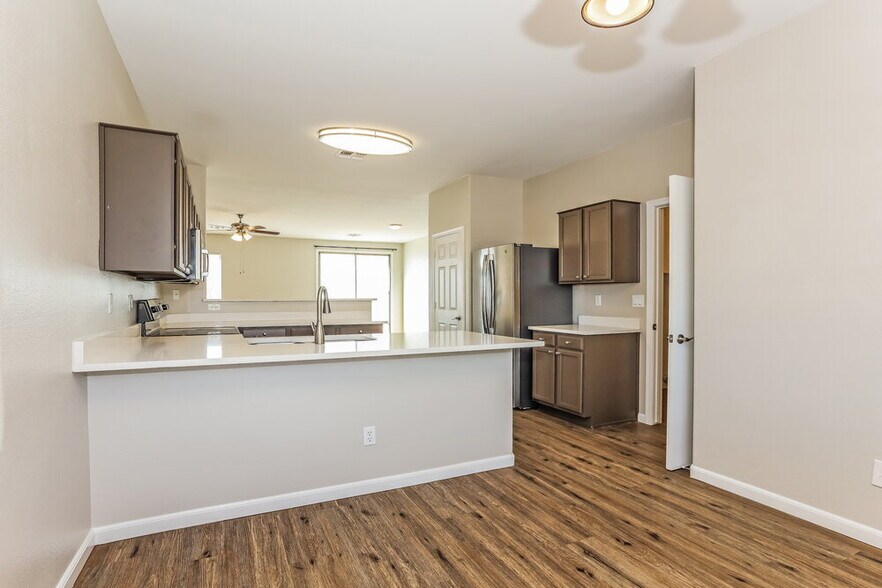 Building Photo - 12901 W Ash St