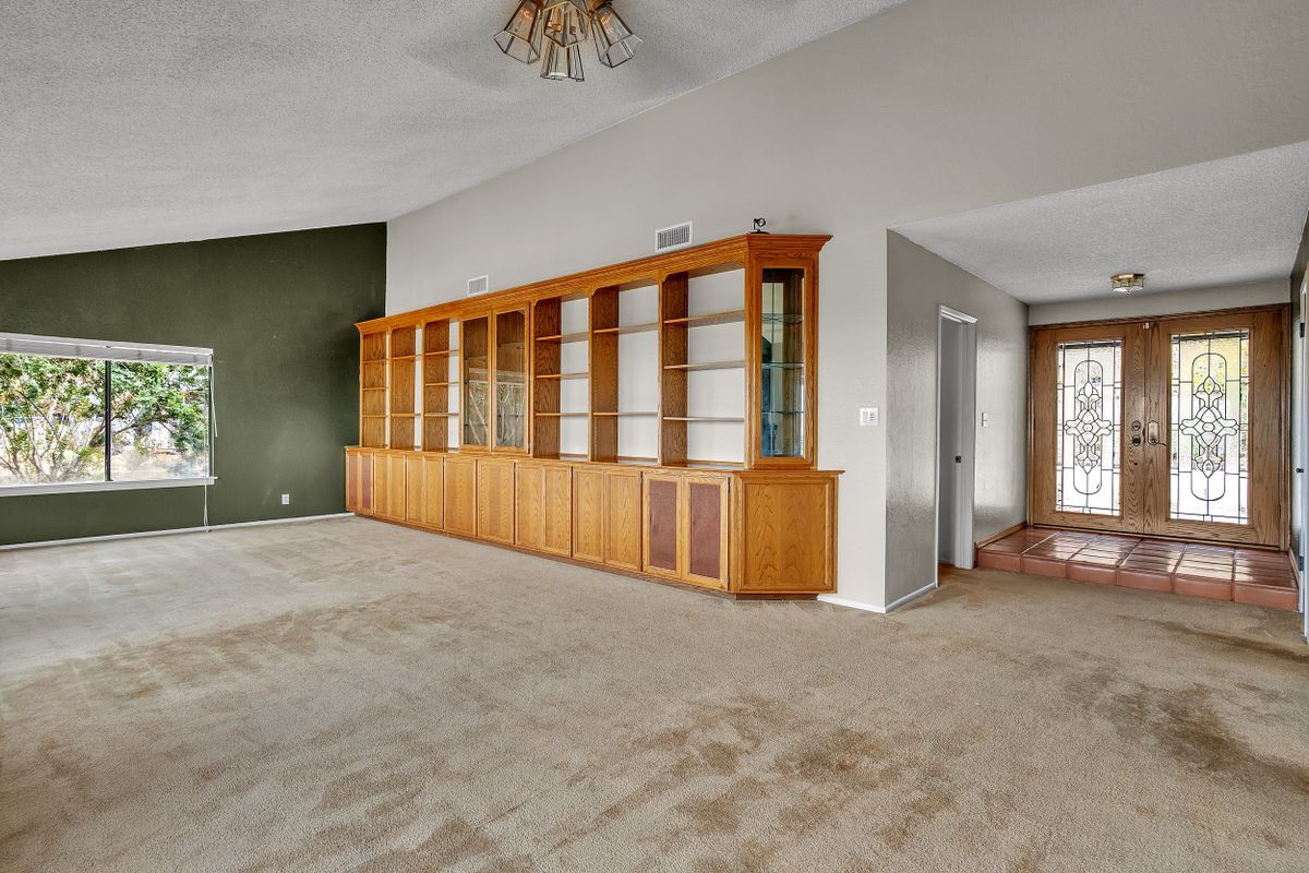 Building Photo - 3825 Skycrest Dr