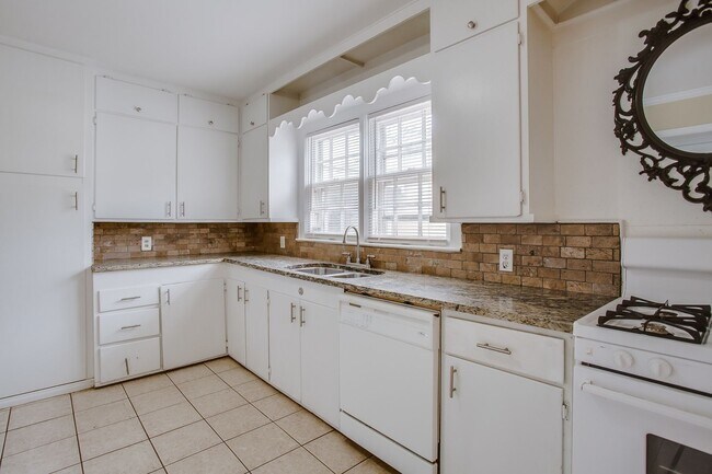 Building Photo - Pre Leasing for fall 2026! 3/2 in Tech Terrace