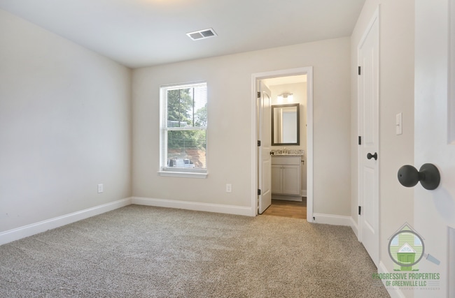 Building Photo - 111 Sitton Dr