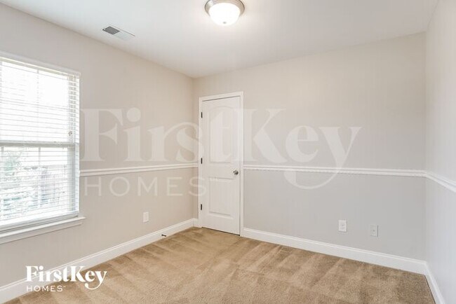 Building Photo - 221 Hillcrest Dr