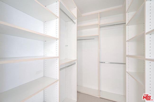 Building Photo - 4250 Vía Dolce