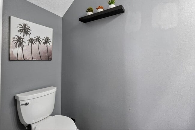 Building Photo - 203 E Thatch Palm Cir