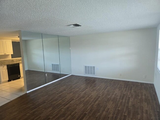 Building Photo - 11835 Meadow Dr
