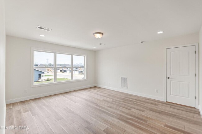 Building Photo - Powell 37849 - 4 Bedroom, 3 bath Condo - Contact Lisa Vineyard and Shannon Russell (865) 216-9334