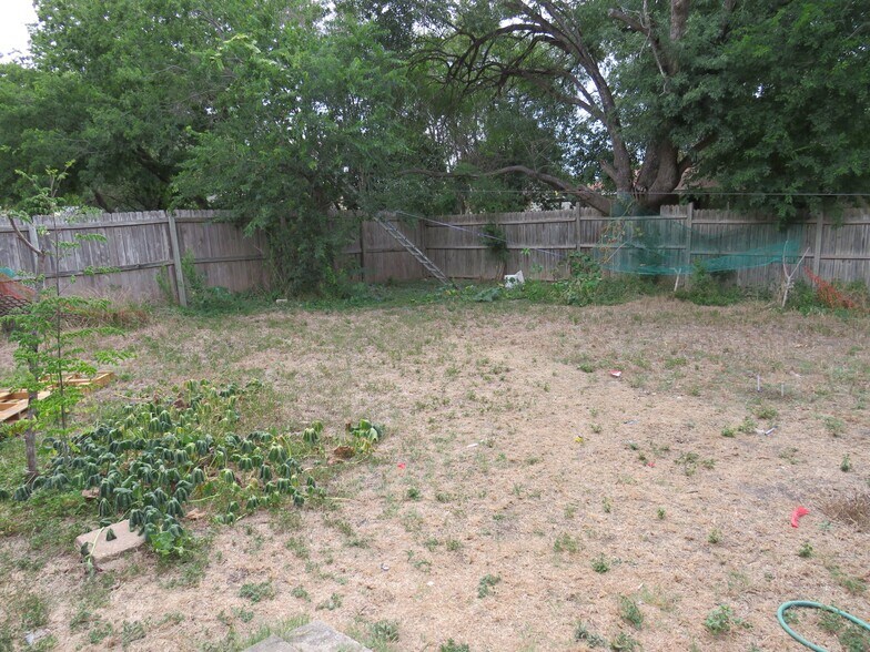 Building Photo - 4815 Sorrento