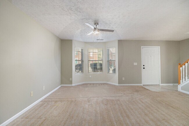 Building Photo - Spacious 3BR/2.5BA End-Unit Townhome!