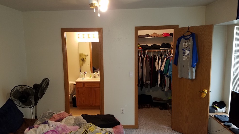 Master bath/ Walk-in closet - 803 S Van Buren St