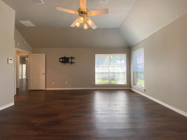 Building Photo - Absolute Dream in NW OKC!!