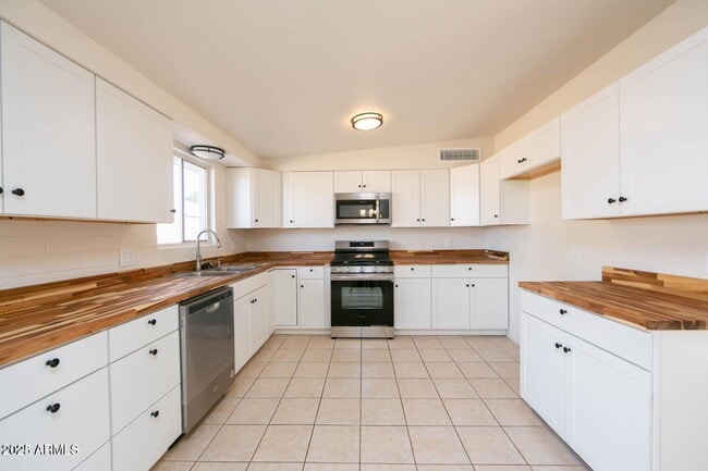 Building Photo - 310 2nd St