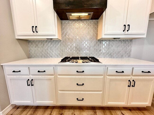 Building Photo - Spacious 4-Bedroom Home with Pool in Yukon