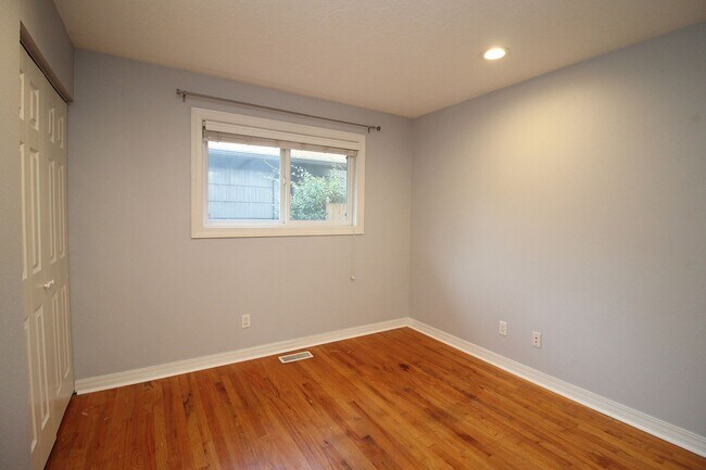 Building Photo - Gorgeous, Remodeled 3 Bed/2 Bath Mid-Century Ranch on Huge Lot – Lake Oswego!