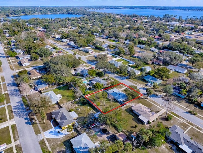 Building Photo - 2 bedroom 2 bath renovated gem in Mount Dora