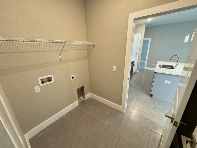 Building Photo - Spacious 4-Bedroom Home in Poinciana – Internet Included & No HOA Approval Required