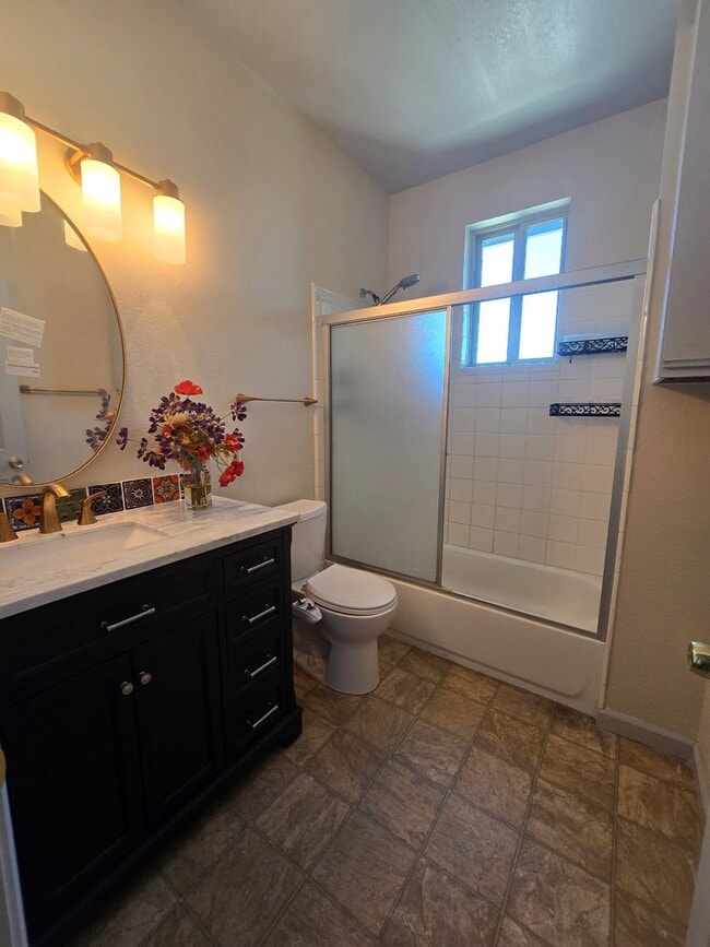 Building Photo - Beautiful 2nd story unit with beautiful vi...