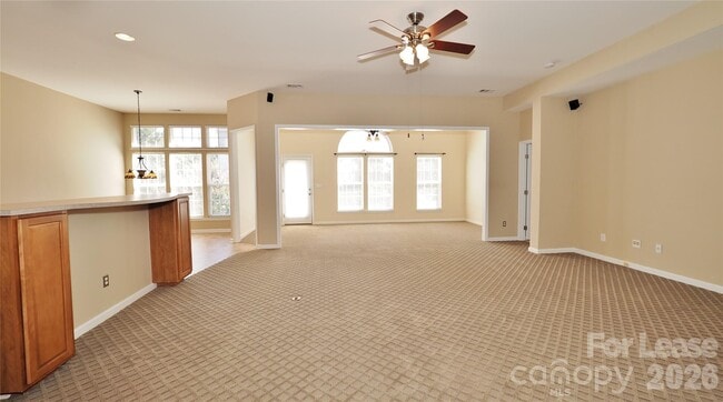 Building Photo - 6860 Lakecrest Ct