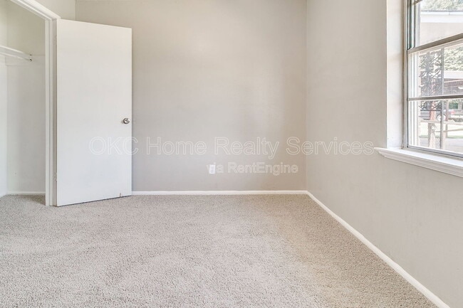 Building Photo - 8712 NE 25th St