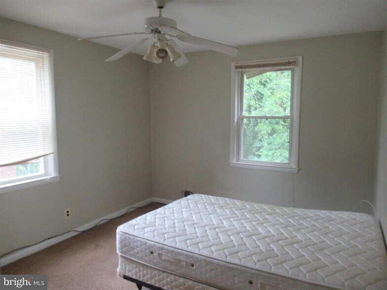 Bed - 3811 Mayberry Ave
