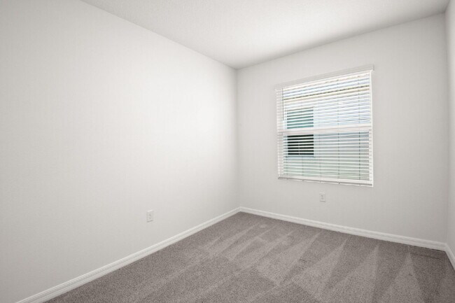 Building Photo - "Spacious 3-Bedroom Townhouse Oasis with 2.5 Baths in Serene Apollo Beach!"