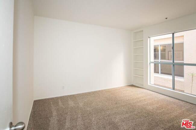Building Photo - 410 S Barrington Ave