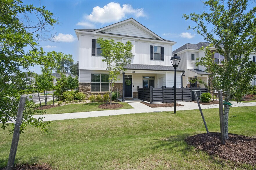 Building Photo - 606 Kathy Ann Way W