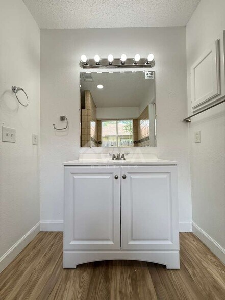 Building Photo - 3230 Bear Springs Dr